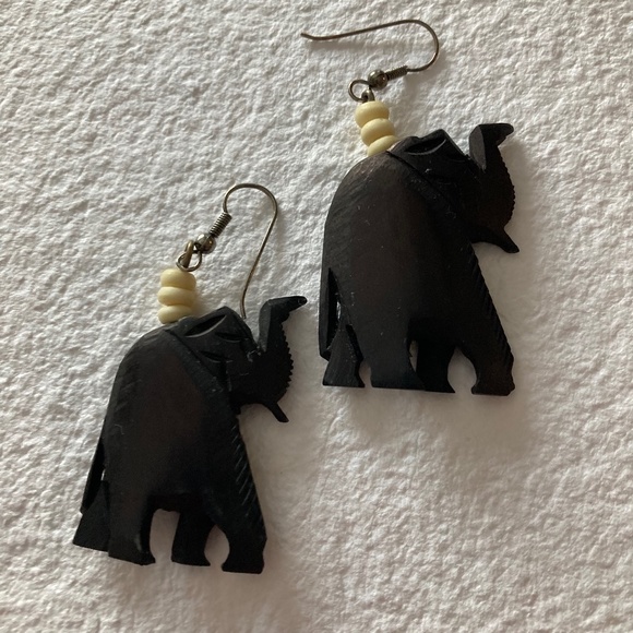 Jewelry - Vintage Black Elephant Sculpture Earrings